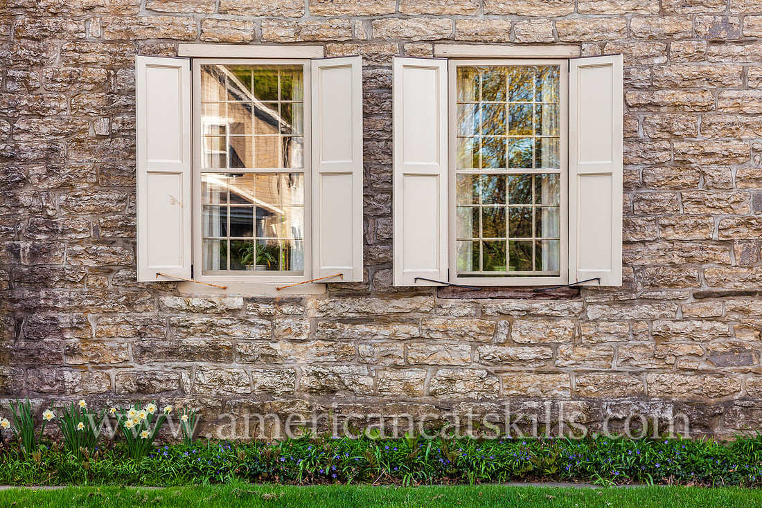 Photographs and history of the Nieuw Dorp building in Hurley, New York.