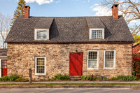 Photograph of the Polly Crispell Cottage in Hurley, New York.