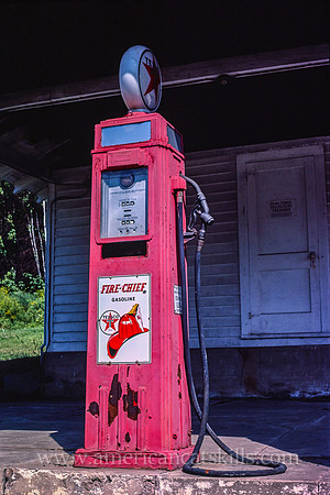 Hulet Texaco gas pump (red), Yulan, New York