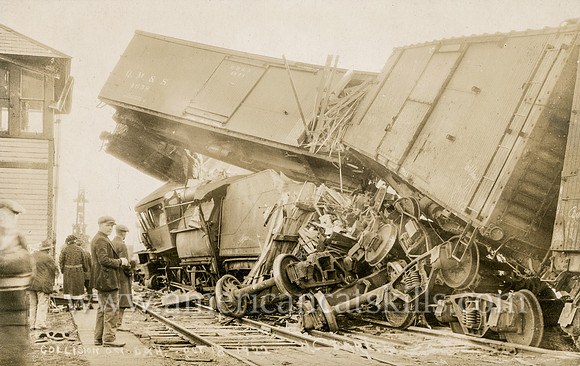 Vintage photographer depicting the wreck on the D. and H. Railway on October 18, 1922 taken by photographer Harry C. Earl.